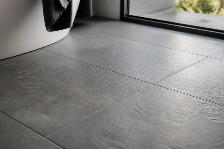 Carrelage de sol en grès cérame mat posé dans une salle d'eau moderne