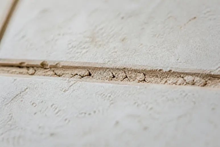 Joint de carrelage effrité, un problème courant lors de la pose de joints de carrelage.