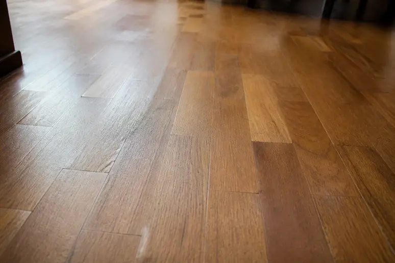 Aspect terne et sec d'un parquet huilé nécessitant un réhuilage de surface