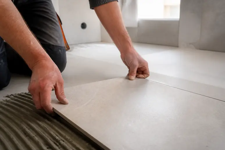 Pose de grands carreaux rectangulaires, une idée carrelage petite salle de bain pour agrandir l'espace.