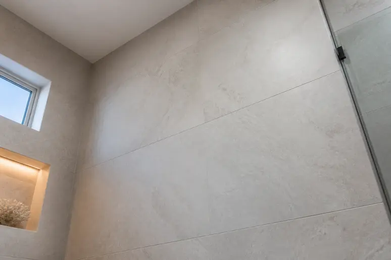 Murs entièrement carrelés jusqu'au plafond, idée carrelage petite salle de bain pour plus de hauteur.