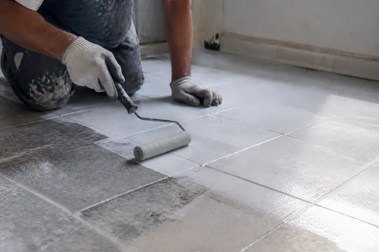 Application soignée de la sous-couche pour peindre carrelage sol, étapes clés pour peindre carrelage sol.