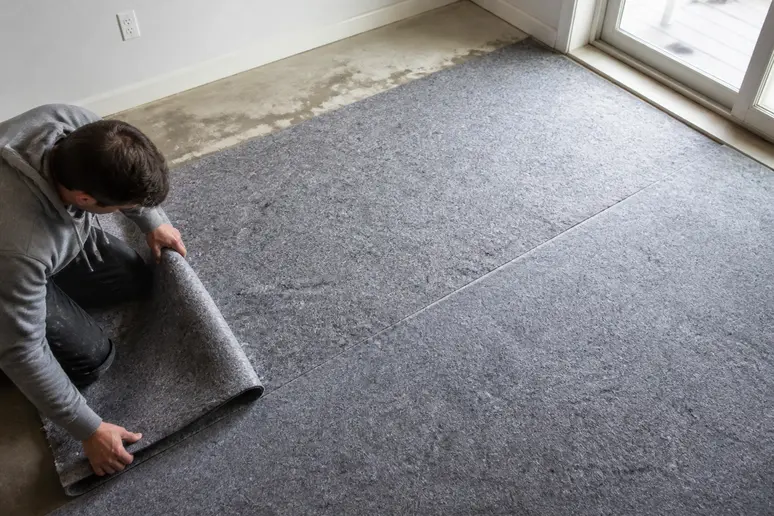 Installation d'une sous-couche pour améliorer le confort du prix pose parquet flottant au m2.