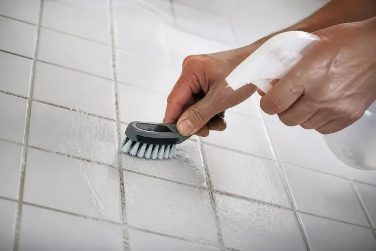 Nettoyage méticuleux des joints de carrelage encrassés pour refaire joint carrelage sur joint existant.