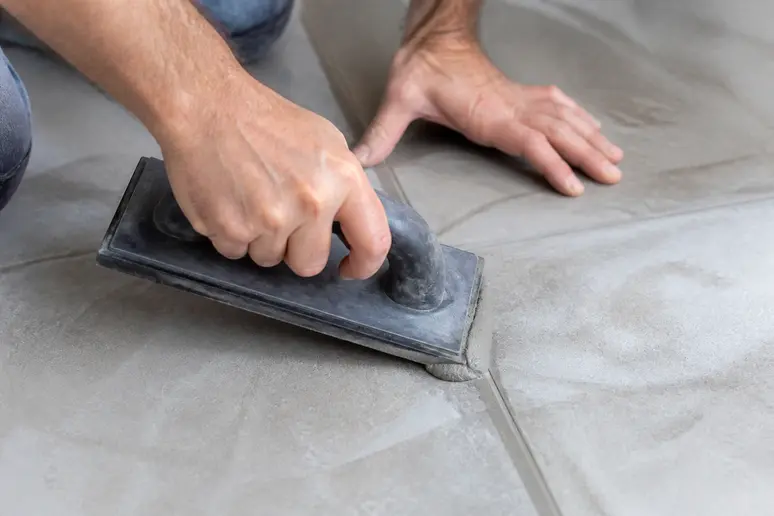 Application soignée de mortier pour refaire joint carrelage sur joint existant sans dépose.