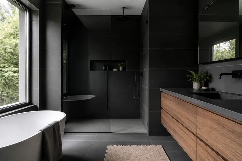 Mur de salle de bain en carrelage noir mat limitant l'apparition des traces