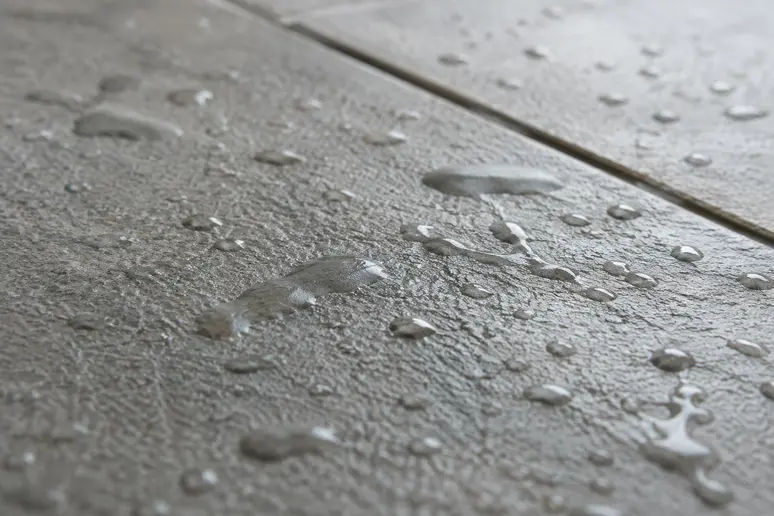 Carrelage de sol antidérapant avec finition mate pour douche.