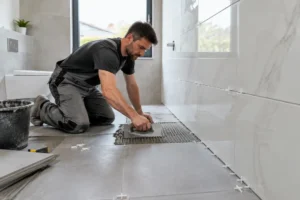 Pose soignée de faience et carrelage pour salle de bain par un artisan qualifié sur chantier