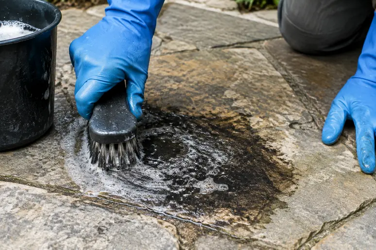 Nettoyage d une tache noire sur une dalle de terrasse en pierre naturelle avec du savon noir et une brosse