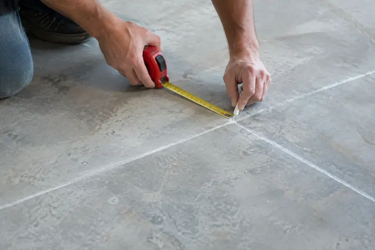 Tracé des axes au sol pour préparer la pose carrelage en diagonale