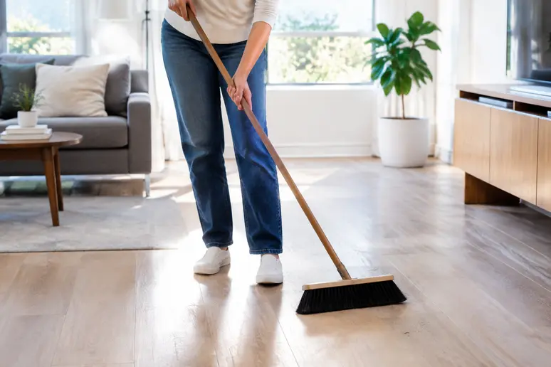 utilisation d'un balai doux pour le nettoyage à sec d'un parquet flottant sans le rayer