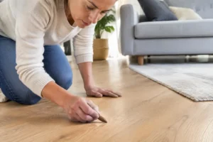 Examen minutieux d'une rayure parquet en bois clair dans un salon lumineux