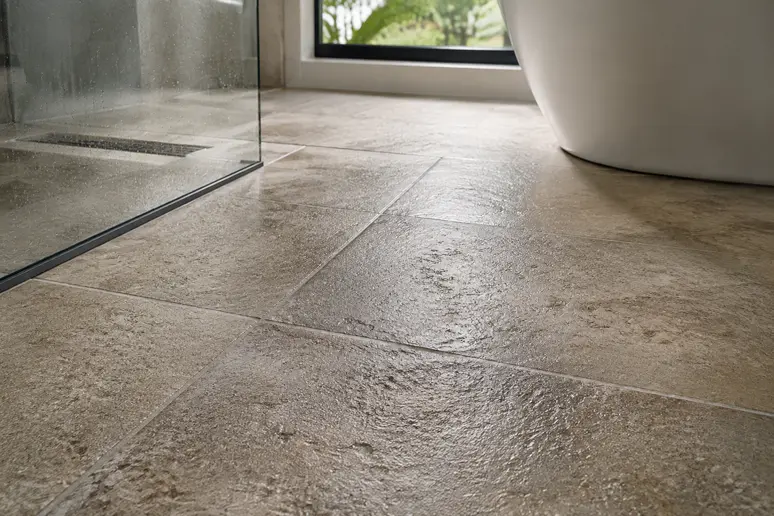 Sol de salle de bain en pierre naturelle avec finition brossée antidérapante