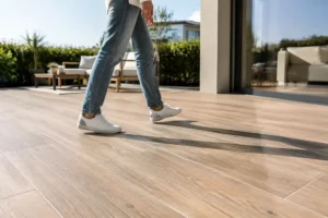 terrasse carrelage imitation bois installée sur une belle dalle extérieure ensoleillée